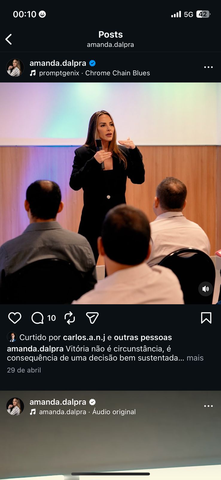 Amanda palestrando para audiência
