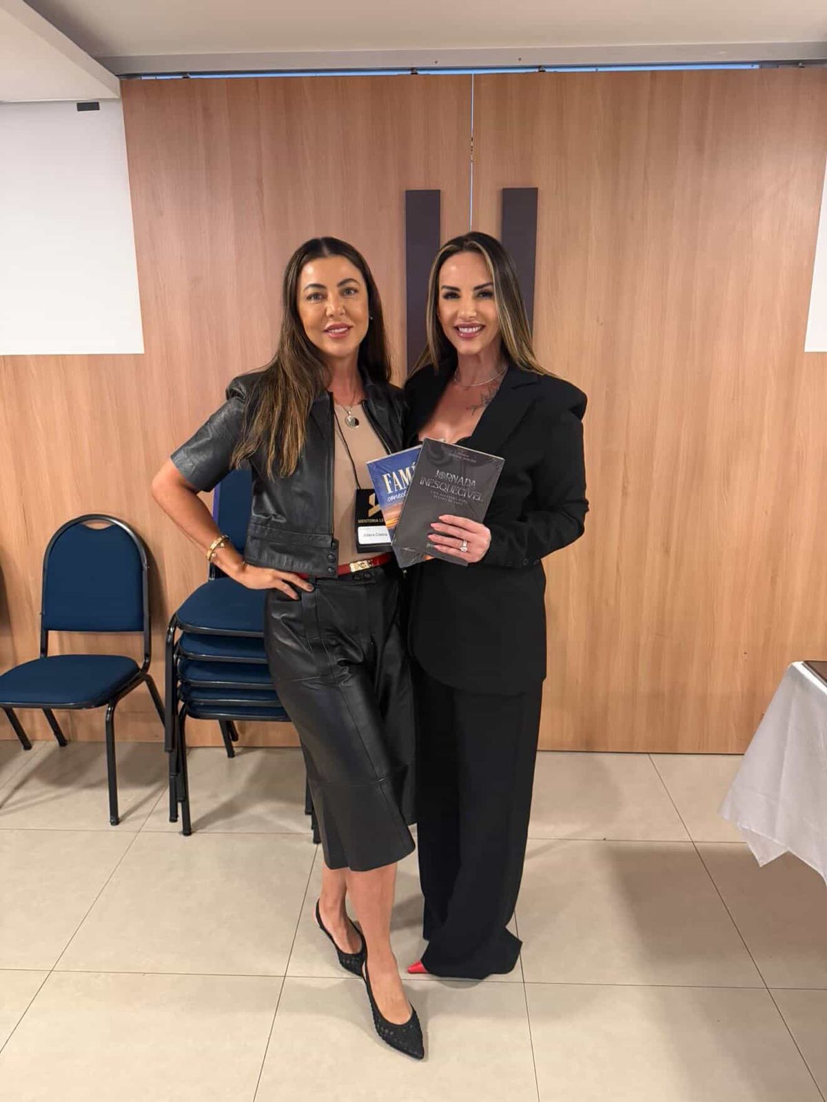 Amanda com aluna em mentoria
